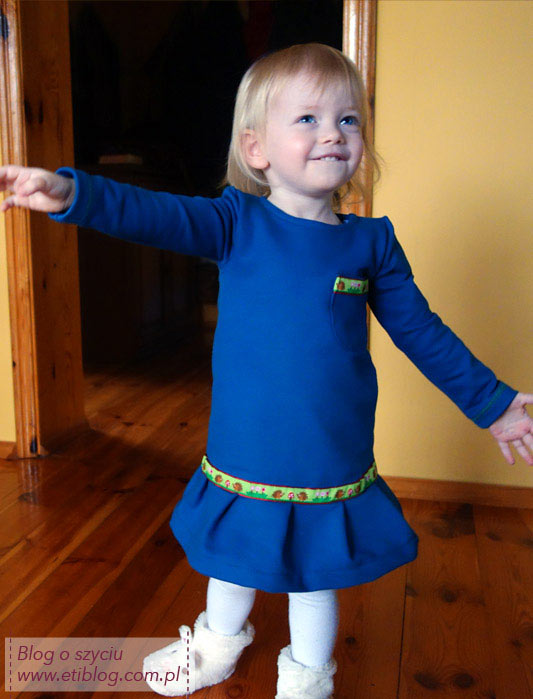 Dzianinowa sukienka dla dziecka (szycie krok po kroku) + opis jak przygotować wykrój